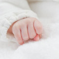 寶寶剛出生時，小拳頭握的緊緊就是好？媽媽們都錯了！請及時打開寶寶的小拳頭！