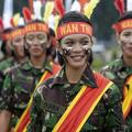 印尼女孩想当兵必须接受男医生的两指检查，背后的理由会让你吐血