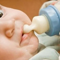 教媽咪們如何讓正確放置母乳，這樣做給寶寶更有營養