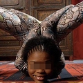 嚇！這名「蛇女」的表演紅遍全球，12歲某天睡覺時被媽媽發現少了一條腿!! 竟然被.....