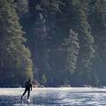 恐怖片拍攝現場?男子在結冰湖面上溜冰 低頭一看竟看見「比恐怖片還驚悚的畫面」