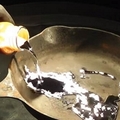 這男人把煮沸的「水銀」拿來煎「雞蛋」，用汞(水銀)來煮雞蛋那會變成怎麼樣呢？