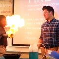 「自然課」老師在課堂上「點火」燒學生的的手！學生的表情超痛苦，下一秒竟然…