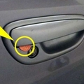 如果你到停車場取車時看到門把下方有一枚硬幣，請你馬上拿起手機報警，否則後果慘重！
