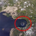 無人機從上空拍攝時，竟赫然發現湖中破了個詭異的「怪洞」，沒想到靠近後，錄下的畫面瞬間讓眾人全都看傻了！