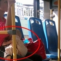 公車上媽媽給飢餓寶寶餵母奶卻被罵「不知羞恥，丟臉丟到公車上」，她狠回「一句話」!