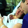 她早產生下女兒，醫生告訴她女兒只能再活幾分鐘。她抱著女兒，第一次也是最後一次，卻發生了連醫生都驚慌失措的事！