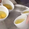 他把白醋倒進沸水后才把雞蛋打進去煮，會有意想不到的大驚喜！