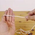 兩腳一踩一拉，不需要剪刀的幫助，就可以輕鬆的把繩子切斷的小技巧。