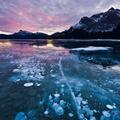 令人嘆為觀止的亞伯拉罕湖冰凍氣泡奇觀!