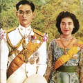 泰皇與王后相愛66年，沒想到當年他們「一見鍾情的原因」竟是…愛情故事讓泰國人民都羨慕不已！