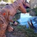 驚險！男子穿恐龍裝挑釁鱷魚 驚險畫面錄像十分驚險...