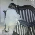 監視器拍到「外婆出現」在寶寶床邊 沒想到「下一秒的畫面…
