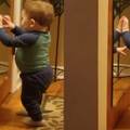 萌！美國媽媽拍兒子看鏡子模樣下一秒畫面出乎意料