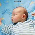 揭秘「寶寶睡覺時喜歡高舉小手」的原因 他們「投降的姿勢」在媽媽肚子里就開始了…
