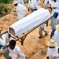 孕婦在生產前突然病逝，準備下葬時卻被道士擋住，撬開棺材後的畫面讓全村裡的人都被震懾住了....！
