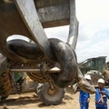 工人在建水庫時「炸出」這條重達「四百公斤」的「巨蚺」，要出動怪手才能搬得動牠！