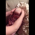 寶寶第一次看清媽媽的臉後的表情讓網友好感動！