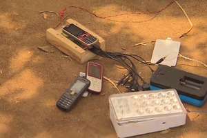 非洲人民說要替手機充電後，他們第一件事做的事居然是開始踩起泥土…