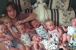 她堅持不墮胎產下7胞胎，風險太大...飽受世人批評！！18年後....