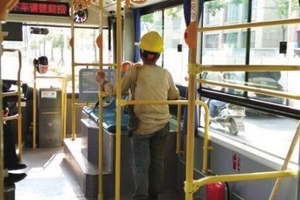 公車上，從事粗工的婦人「怕弄髒椅子」只敢站著，司機發現後 說了「這句話」...
