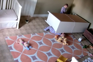 為救雙胞胎兄弟 2歲童獨力移開柜子