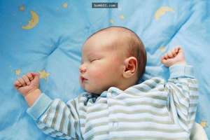 揭秘「寶寶睡覺時喜歡高舉小手」的原因 他們「投降的姿勢」在媽媽肚子里就開始了…
