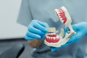 為省錢!他買1物自行補牙 牙齒慘變「烤年糕」醫師也嚇愣 為省錢!他買1物自行補牙 牙齒慘變「烤年糕」醫師也嚇愣