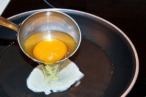 炒蛋時加點「冷水」會變更香，打蛋前先別攪動，因為...
