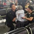 80多歲老奶奶「忘記帶身份證無法搭車」落寞坐在車站，這時旁邊特警卻突然把她一把抱起來…他的舉動讓大家哭了！
