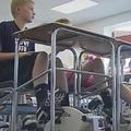 這個老師把看起來怪異的「踏板裝置」放在每個學生的桌下，那天起班上的嬉鬧聲幾乎完全消失！