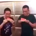 比賽吃西瓜「0.1秒KO」，右邊參賽者「腦炸」反應讓全場笑噴！