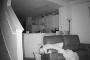 家中監視器壞掉後他們就去查看拍下影片，結果看到半夜小男生整個「鬼上身」！