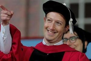 哈佛「最有名輟學生」終於回到母校參加畢業典禮，13年後他終於實現了對媽媽的承諾！（中文字幕影片）