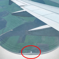飛機眩窗上有一個不起眼的小洞