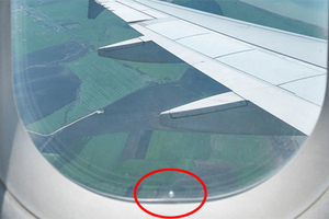 飛機眩窗上有一個不起眼的小洞