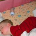 別以為寶寶用枕頭睡覺很舒服，其實大錯特錯！