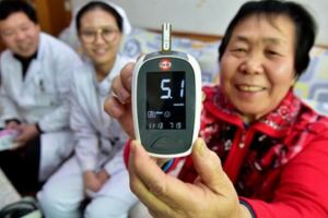 空腹血糖建議控制在4.4-7.0mmol/l之間；餐後2小時血糖或者任意時間血糖建議控制在10.0mmol/l以下