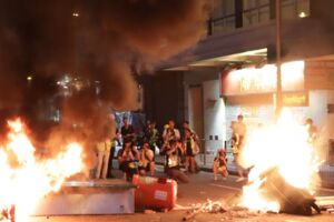 反送中!香港入夜多處街頭爆毆鬥 已有8人送醫49歲男傷重