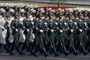 解放军首次参加巴基斯坦阅兵式，大批中国造先进武器亮相