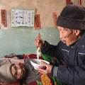 84歲的老爺爺56年來無微不至的照顧癱瘓的妻子，在聽完他的事蹟後沒有一個人眼框是乾的…