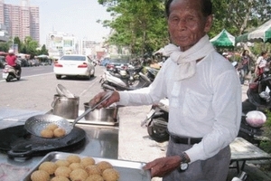89歲老爺爺每天堅持「地瓜球一粒一元」慢慢賣，「再累也要守着攤子」網友淚推！