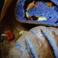 星空乳酪軟歐!這個麵包真神奇，外面黃色裡面藍，一切開剛出爐就被搶光了~