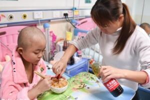 女兒持續化療食慾暴增，媽媽圖省錢租便宜房，廁所裡洗菜做飯