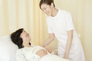 兒子當上門女婿多年，我到兒子家住幾天，兒媳的表現讓我感動落淚