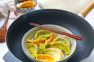 金針菇青菜餡餃子，餃餡裡再加兩樣食材，更加鮮美有嚼勁