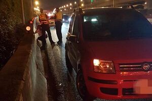 車子在高速公路故障，嫌高公局規定的拖吊費用太貴，居然將車停放路肩帶著小孩要步行下國道！？