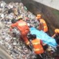 男子站死角被垃圾車撞進垃圾池中消防人員聞著臭味挖屍體