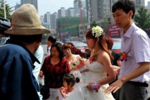 女兒要結婚，父親扮乞丐試探女婿，不料一開門就被嚇一跳！