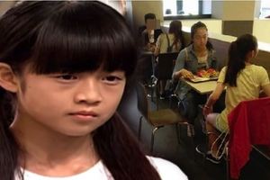 還記得《家和萬事興》裡的不老「小草」嗎？當年10歲的她已長大成少女，卻被路人「拍成這樣」！網友：「她會恨你」！